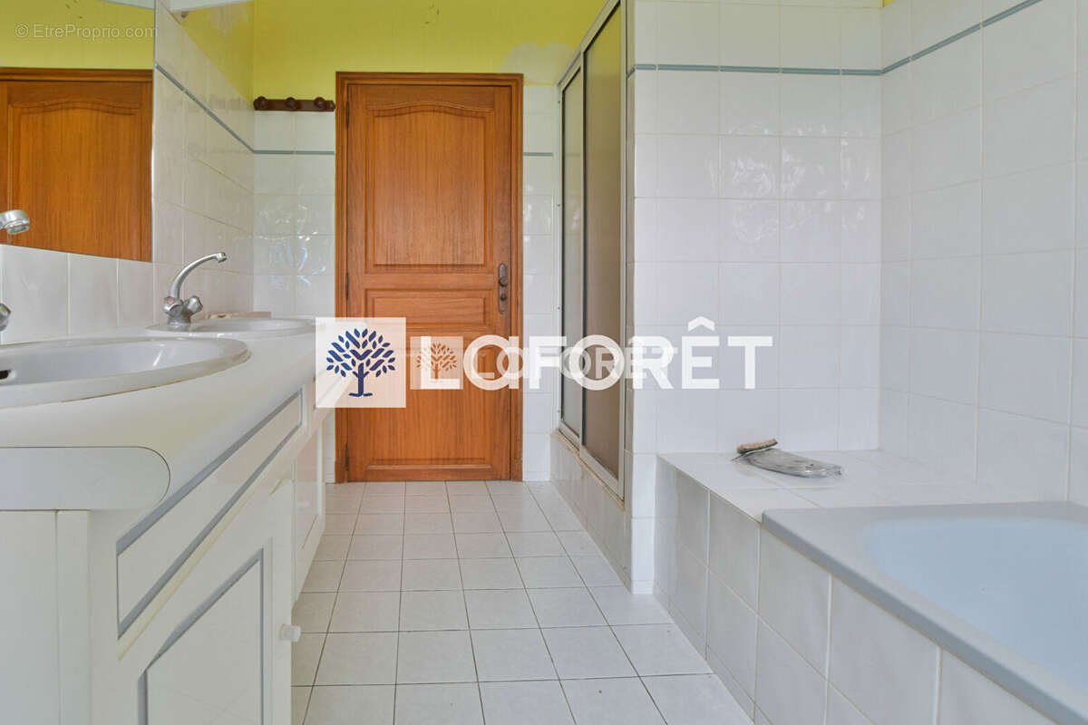 Maison à SAINT-GENIS-DE-SAINTONGE