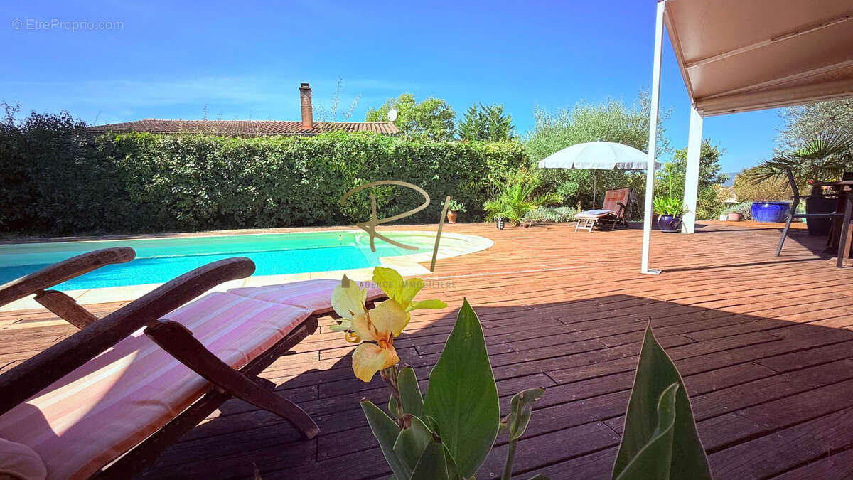 Maison à SAINT-JEAN-DE-MARUEJOLS-ET-AVEJAN