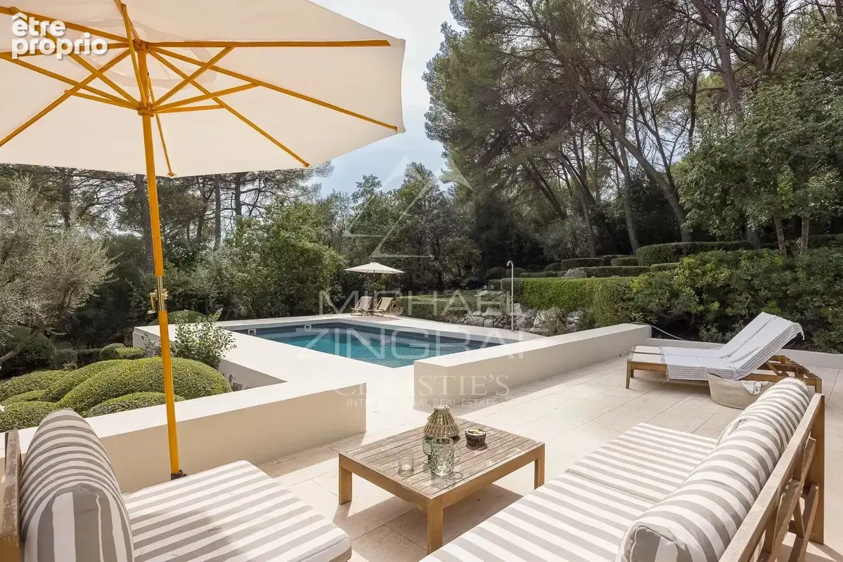 Proche Saint-Paul-de-Vence : Propriété rénovée au sein d'un parc paysager de 6000m2 - photo 2
