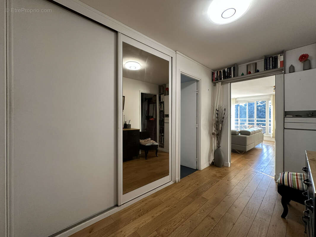Nanterre Préfecture Parc André Malraux : Appartement de 5 pièces  sur 102 m2 + balcons + cave + box fermé - photo 9
