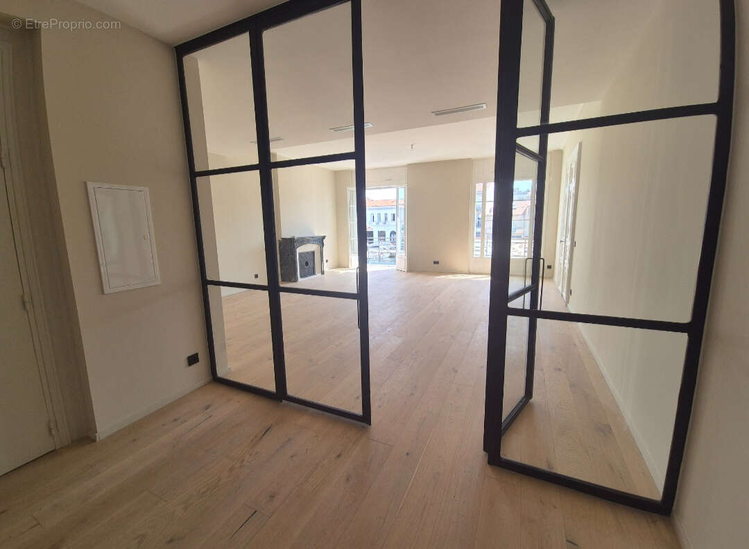 Appartement SETE 3 pièce(s) 139 m2 Centre ville de Sète sur quai avec terrasse - photo 3