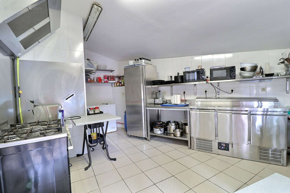 Affaire rare bar brasserie pmu licence iv 70 m2 emplacement a fort passage terrasse idealement situe a st cyr -sur-mer - photo 3