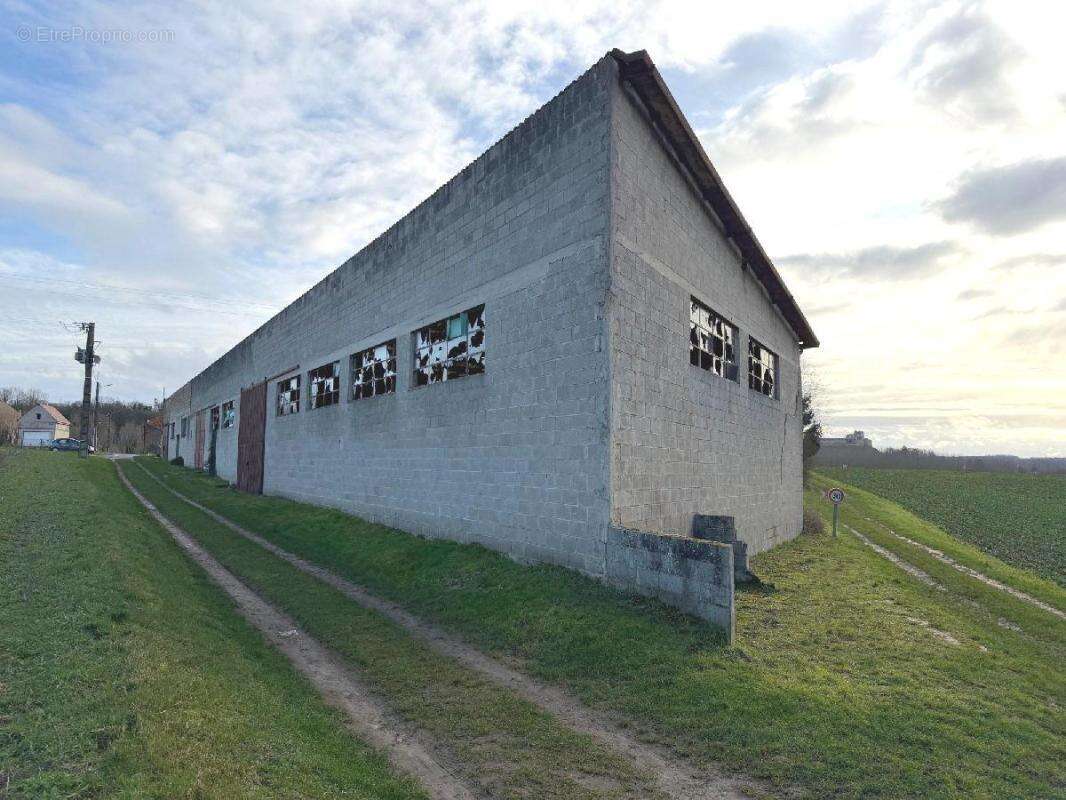 Commerce 363 m² à Coucy-Le-Chateau-Auffrique  - photo 2