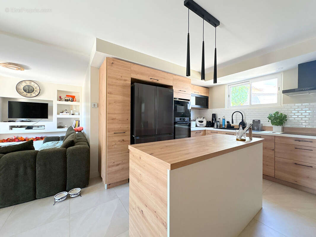 Maison à LE PUY-SAINTE-REPARADE