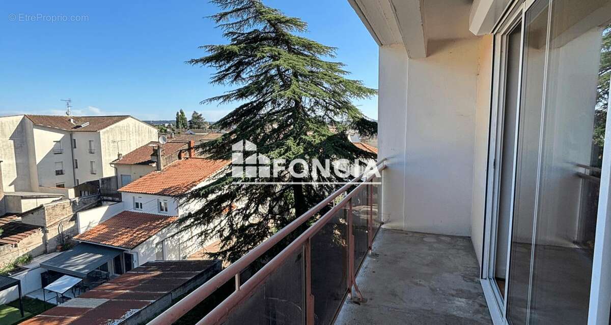 Situé au dernier étage d’une résidence sécurisée, cet appartement lumineux bénéficie d’une vue dégagée et d’un environnement agr - photo 4