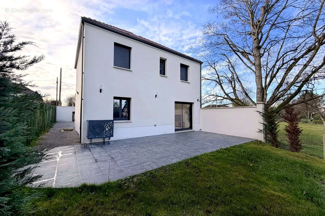 Maison à FEROLLES-ATTILLY