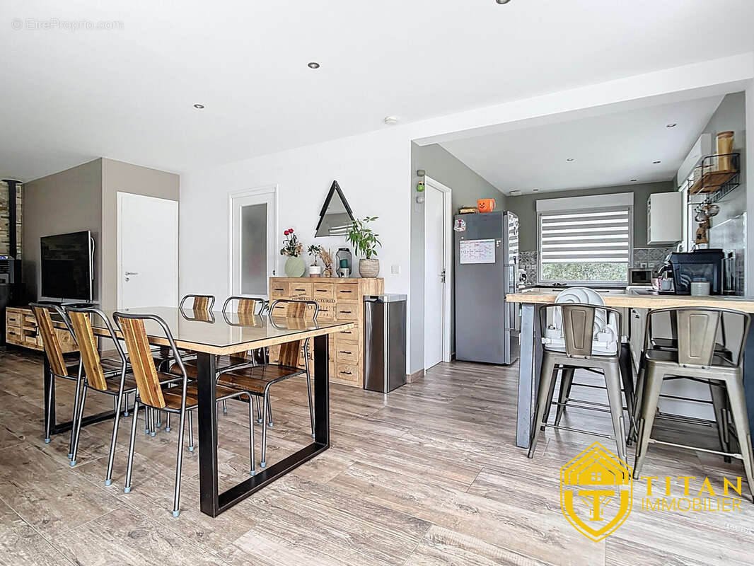 Maison individuelle 3 chambres, jardin, garage. Titan immobilier - Maison à CRAYWICK