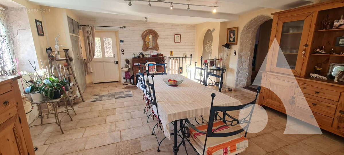 Maison à ENTRECASTEAUX