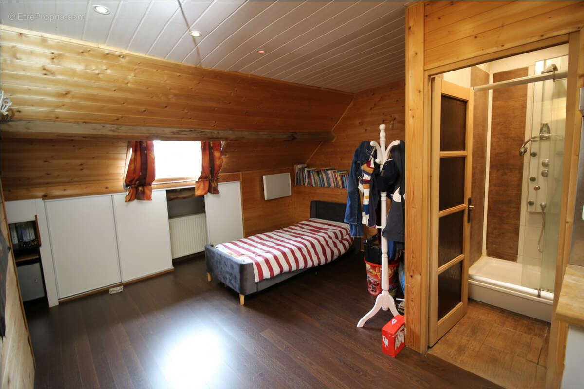 Maison de 224 m2 avec beau potentiel   Terrain de 1 334 m2 - photo 18