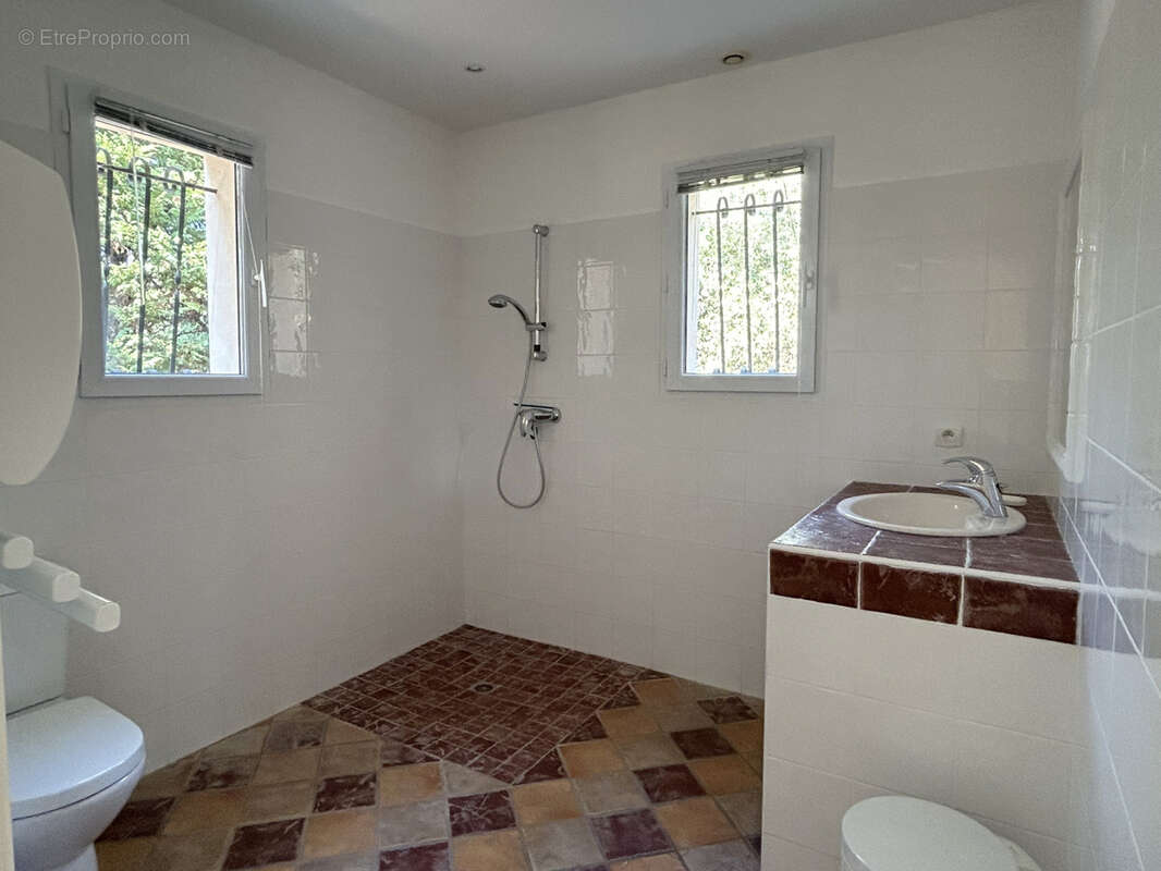 A 3 km d'Uzès, belle bastide sur 4200 m2 de terrain avec piscine. - photo 22