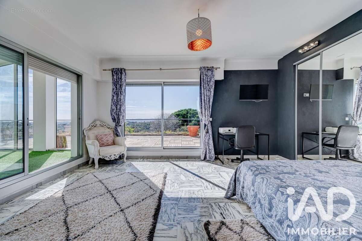 Maison 366 m² à Saint-Laurent-Du-Var  - photo 8