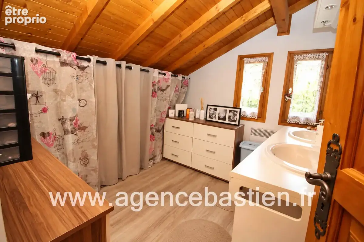 PERON - Chalet familial avec piscine chauffée et jacuzzi   3 chambres   terrain de 988 m2 - photo 8