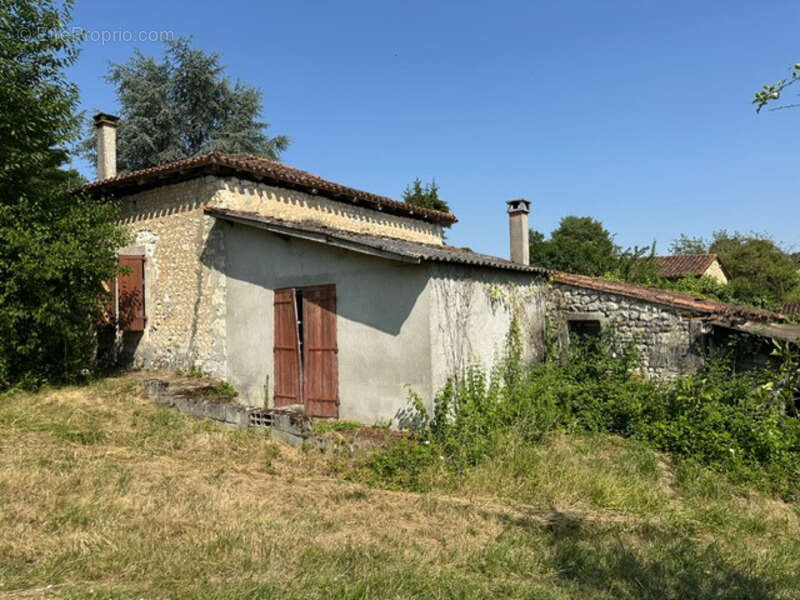  Corps de ferme à rénover – Un fort potentiel au cœur de la campagne CHARMANT (16) - photo 11