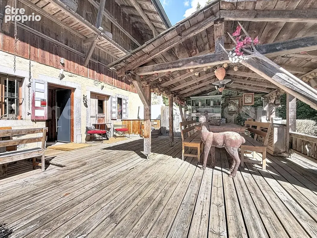 Appartement_T7_Araches_la_frasse_les_carroz_terrasse_balcon_belle_superficie_proche_prox_frontière_Suisse_direction_GENEVE_autoroutes_investissement_locatif_vente_vue_séjour_cuisine_ouverte_calme_nature