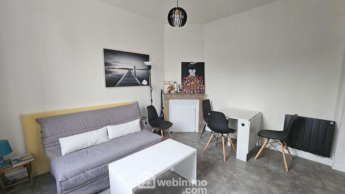 Une autre vue du séjour avec un accès sur la cuisine. - Maison à SAMOIS-SUR-SEINE