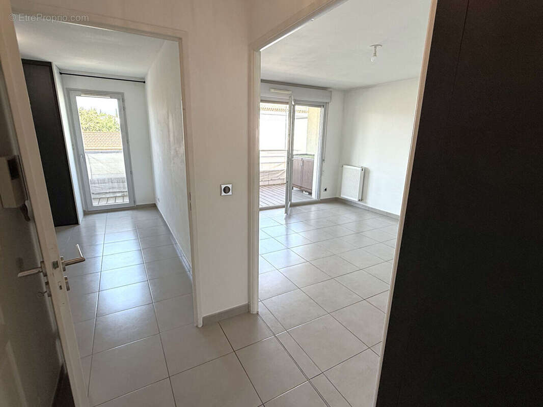 Appartement à LA ROQUETTE-SUR-SIAGNE