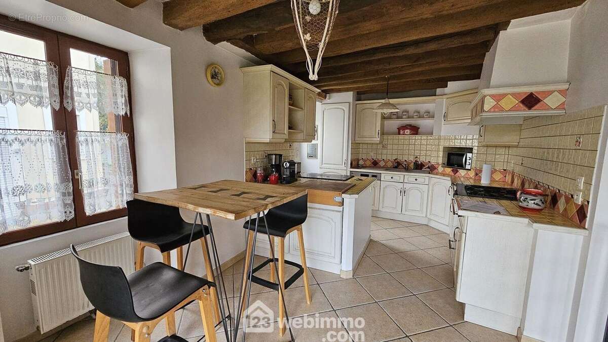 Une cuisine ouverte avec un second espace pour vos repas.