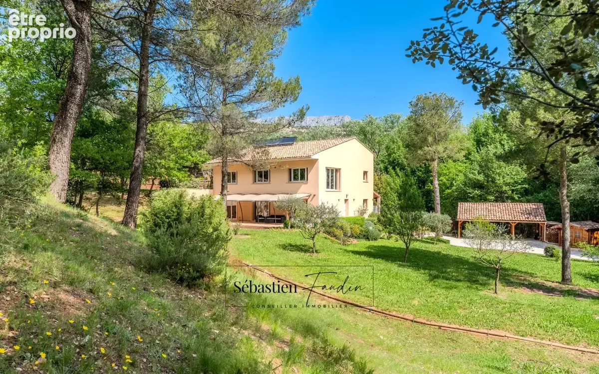 Domaine à vendre à Rousset à 15 minutes d'Aix-en-Provence - 8 000 m² - plusieurs logements - 262 m² habitables - calme absolu -  - photo 1