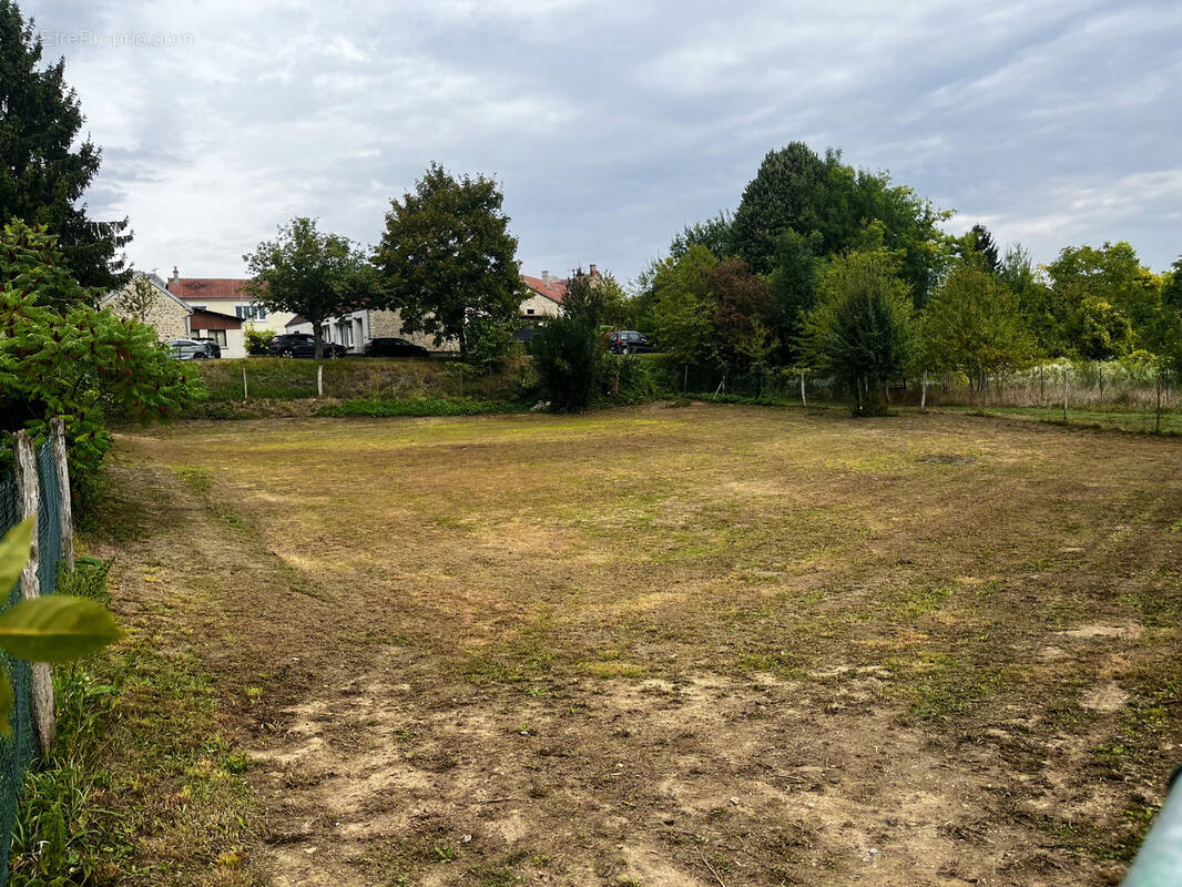 Terrain à BOURG-ET-COMIN