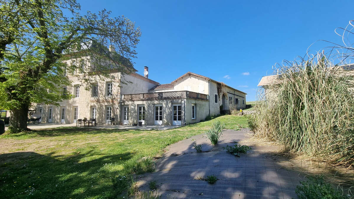Très beau château datant du XVI ème entièrement rénové au milieu de 50 hectares et ses trois lacs situé dans l - photo 95