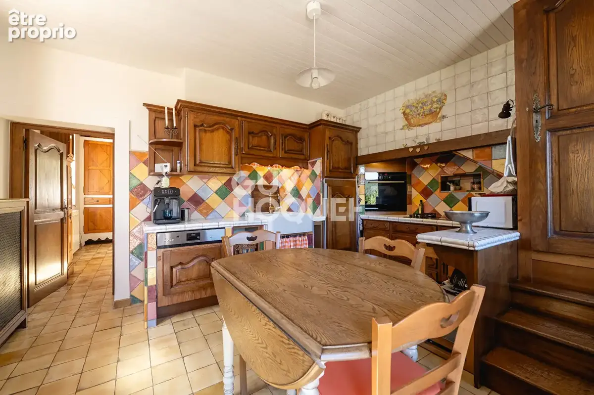 Maison de caractère de 228,4 m² - DPE E - Six chambres, dépendances et vue sur les montagnes - photo 8
