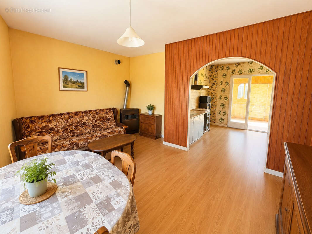 Maison de caractère à réinventer avec terrain et garage,  proche de toutes commodités - photo 2