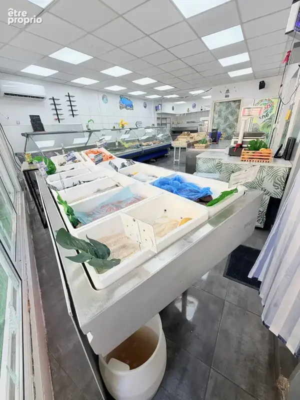 Fonds de commerce « Poissonnerie   Traiteur, Fruits de Mer » — Emplacement no1, en plein cœur d'une commune to - photo 3