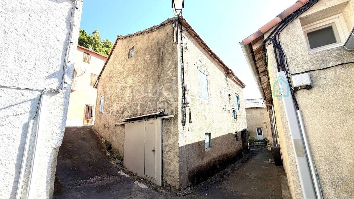 Grange a amenager, abri voiture, jardinet dans hameau prise - photo 3
