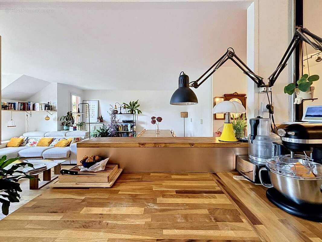 Vue sur séjour de la cuisine - Appartement à BUC