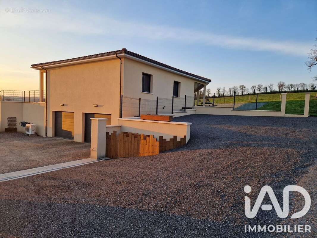 Maison 140 m² à Saint-Etienne-De-Maurs  - photo 3