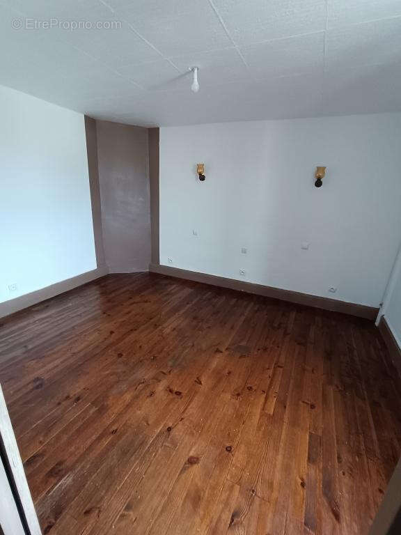 Appartement à LE MAYET-DE-MONTAGNE