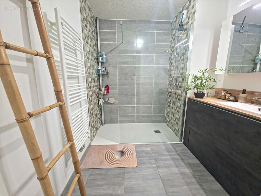 FRONTONAS CENTRE Superbe appartement avec terrasse et vue dégagée ! - photo 6