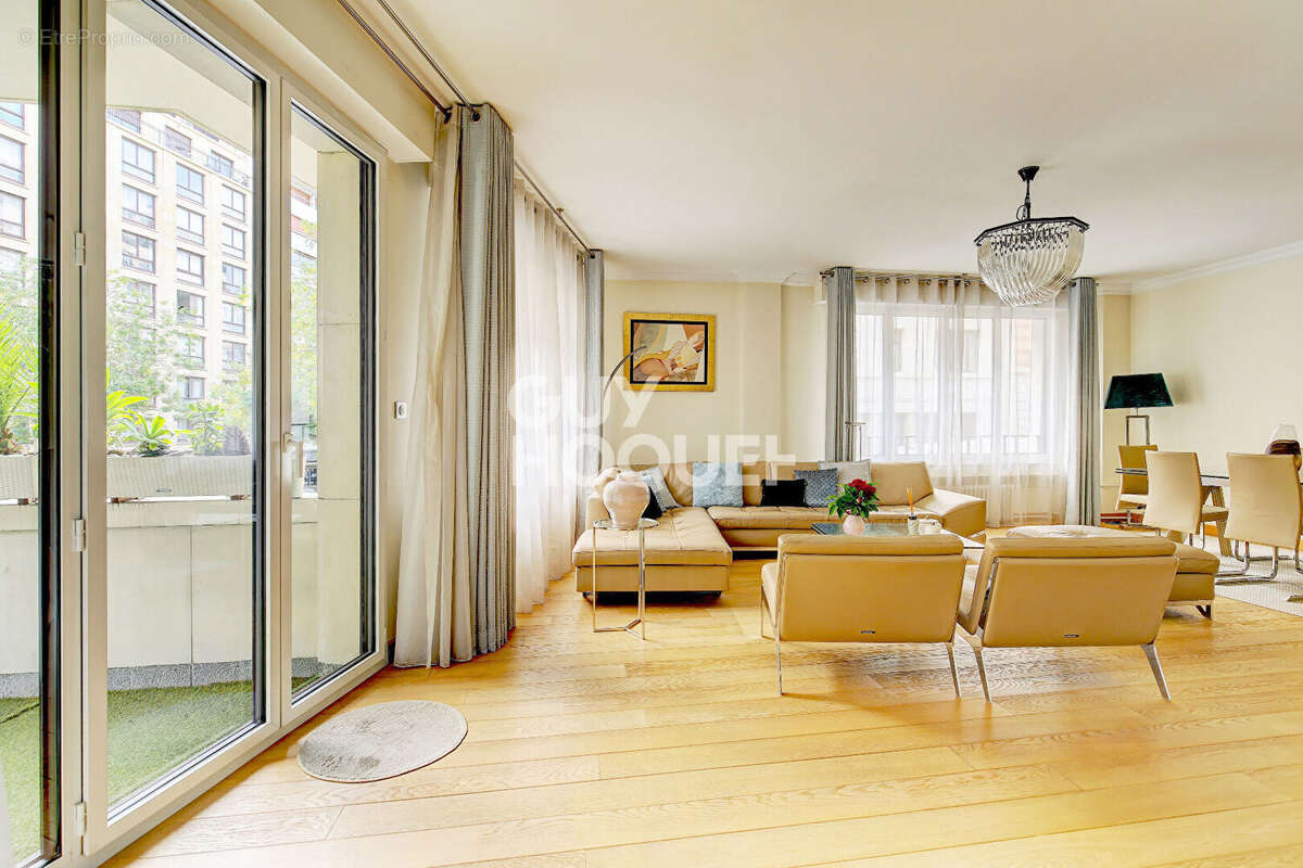 Appartement à PARIS-16E