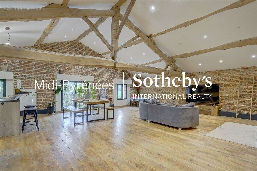 Maison à SAINT-PIERRE-DE-LAGES