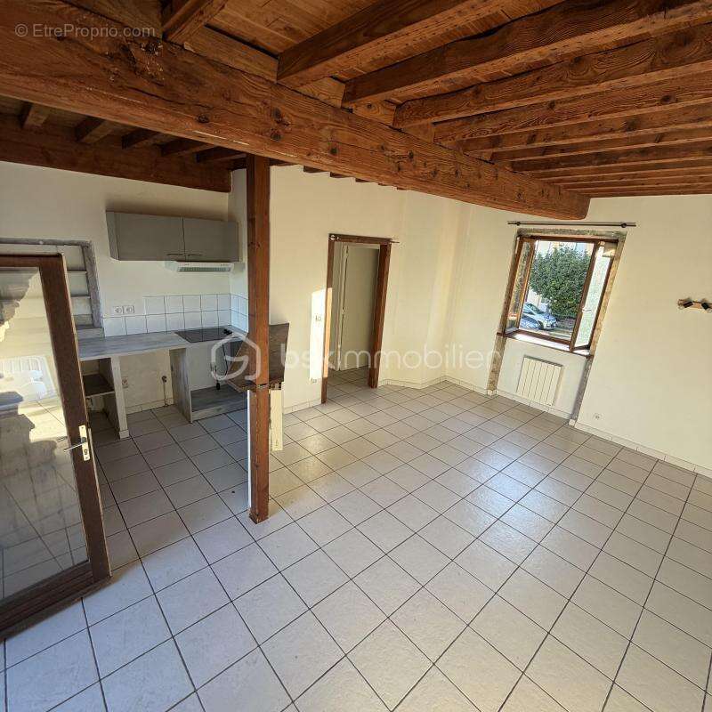 Appartement à SAINT-GENIS-LES-OLLIERES