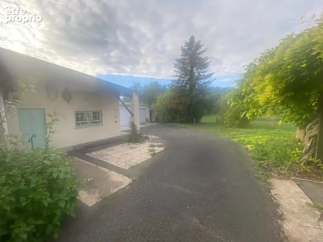 Maison en pierres, 3 chambres, 1 bureau, une salle d'eau, une salle de bain,2 wc. Dépendances. 3 Garages. - photo 9