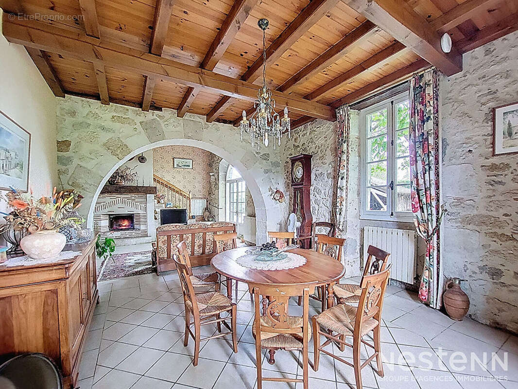 A Vendre Bâtisse en pierre de 310 m² avec dépendances sur une propriété de plus de 1,8 ha - photo 2