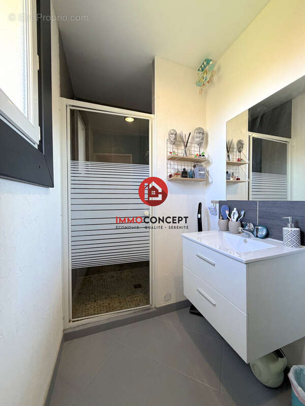 Maison à LAUDUN-L'ARDOISE