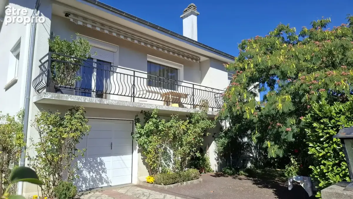 Aux portes de Vichy maison en rez de chaussée surélevée avec jardin arboré, terrasse et double garage - photo 1