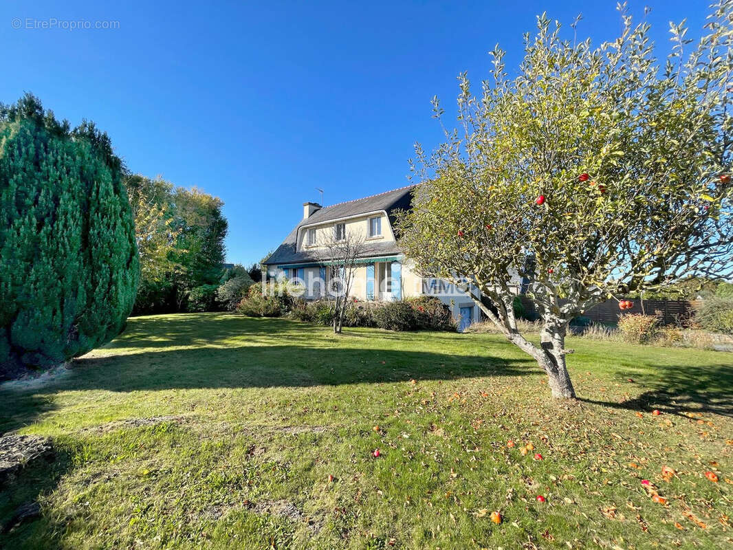 Un terrain avec jardin arboré de plus de 1 200 m2 - Maison à DINARD
