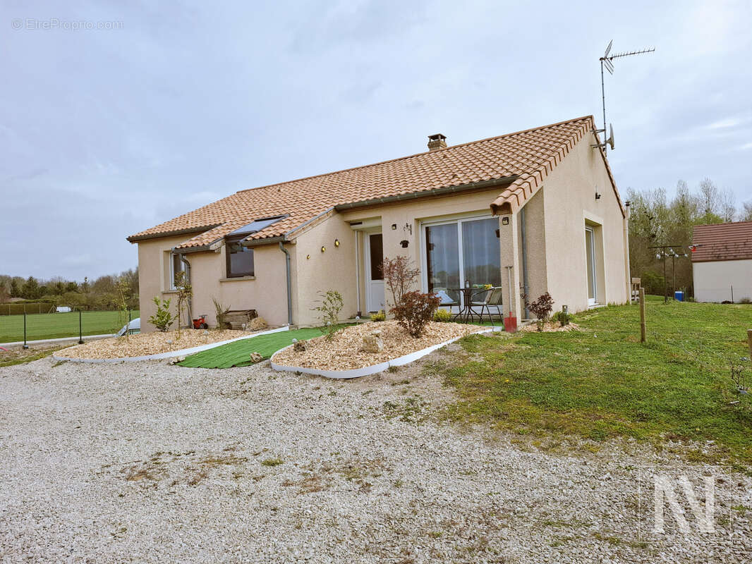 Maison à MONTSUZAIN