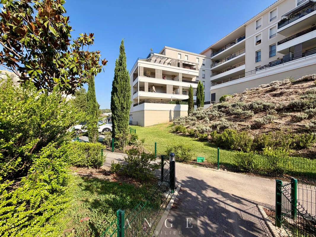 Appartement t3 - 65m2 - terrasse - double box - résidence standing - piscine - marseille 11 les camoins - photo 10