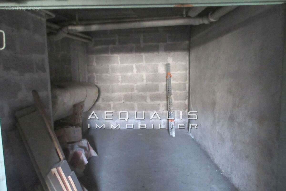 Parking à SAINT-LAURENT-DU-VAR