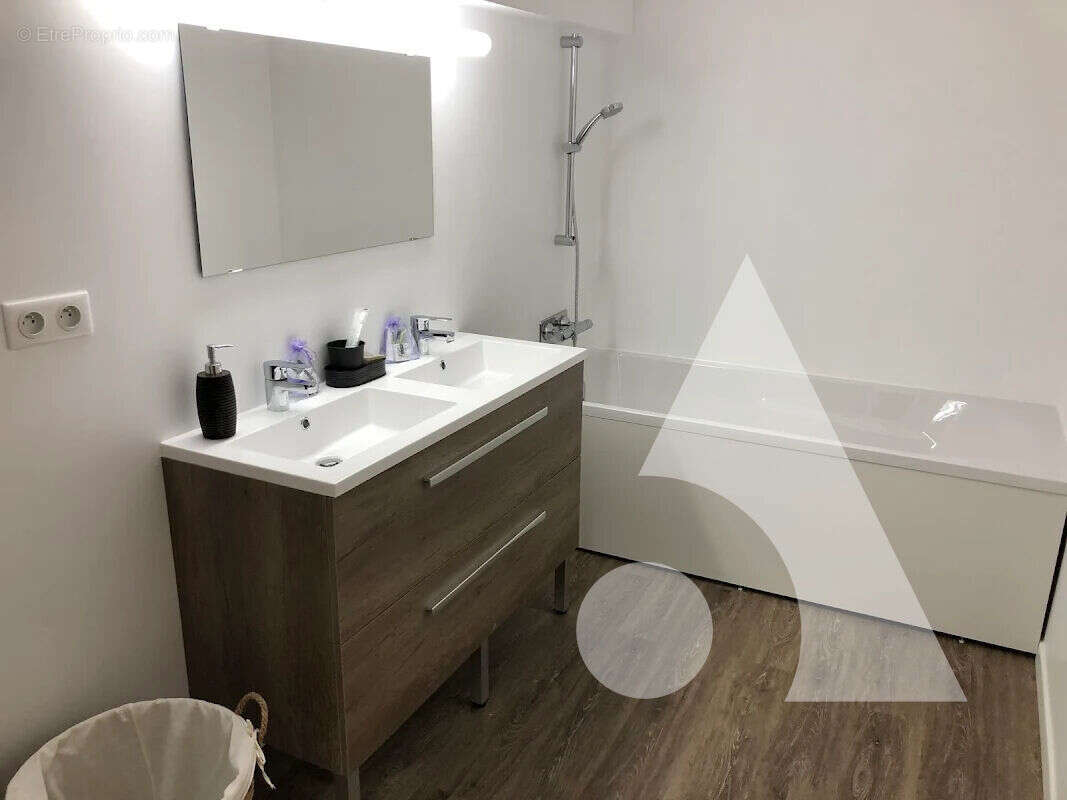 Maison à SAINT-APOLLINAIRE-DE-RIAS