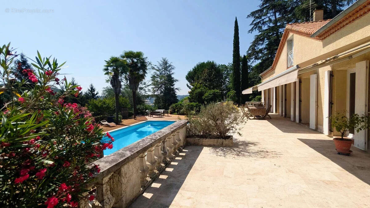 Grande villa avec terrasse ensoleillée, piscine et jardin verdoyant. - Maison à FOULAYRONNES