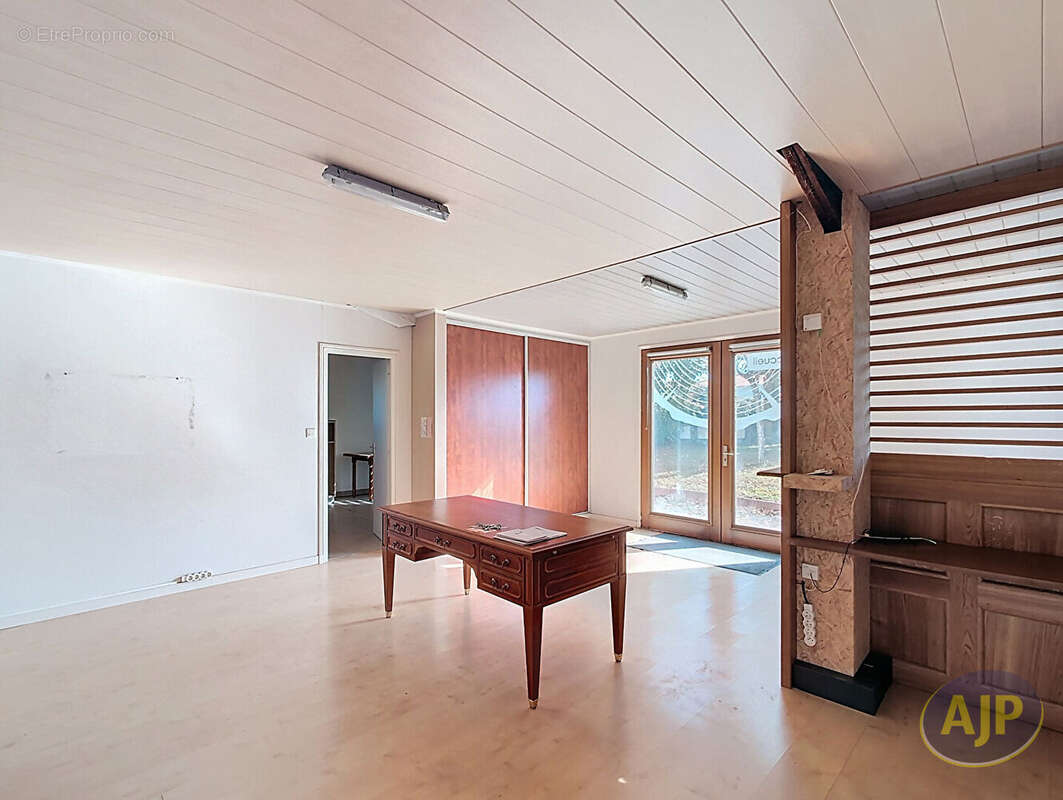 Commerce à MONTAIGU