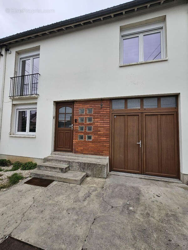 Découvrez cette jolie maison située à Tinqueux, avec son accès pratique au garage et son agréable jardin à l?arrière, idéal pour profiter des beaux jours - Maison à TINQUEUX