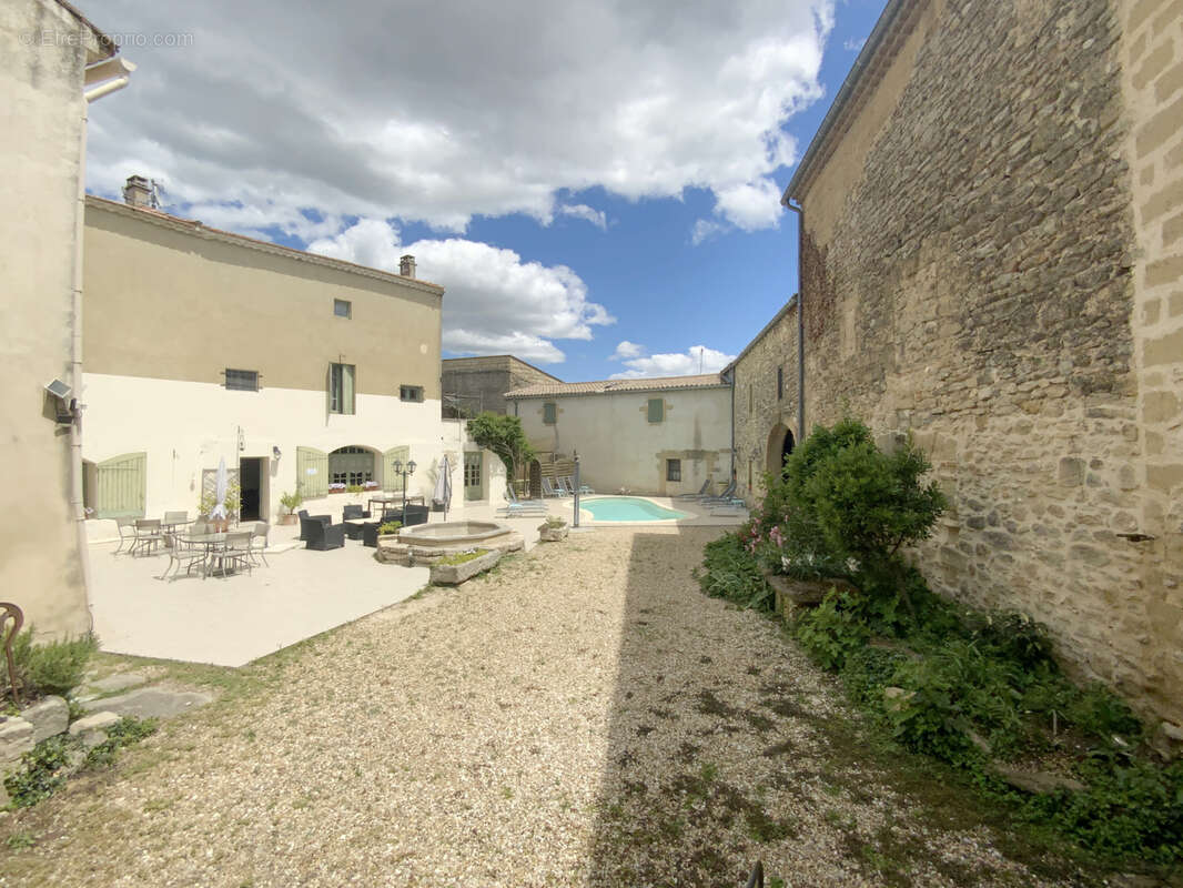 Mas de village du XIXo siècle avec cour , piscine dans un village avec commerces. - photo 14