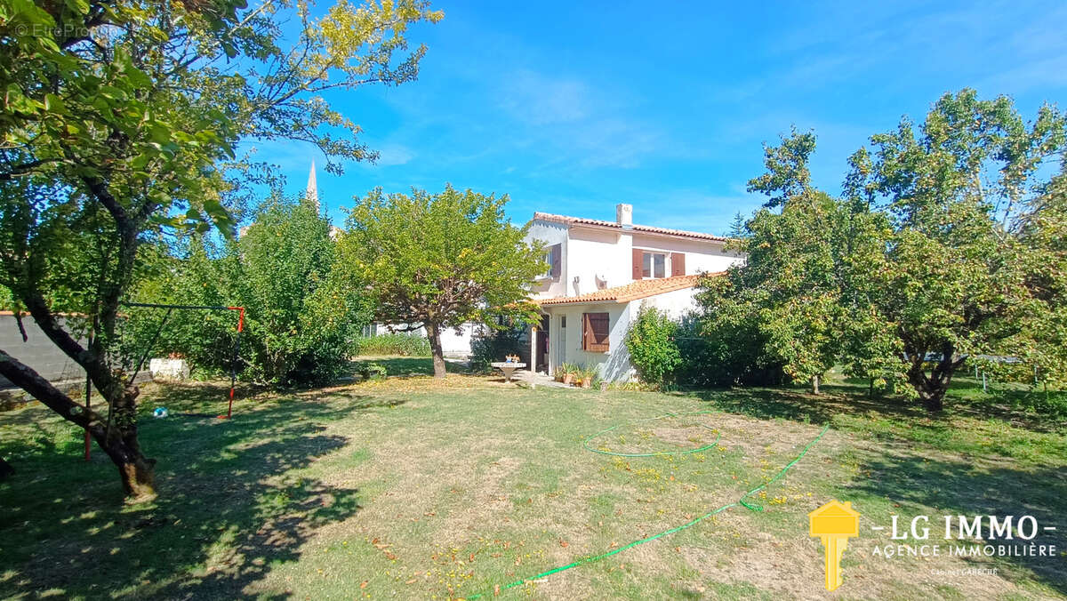 Maison de bourg, 4ch, studio, garages sur 971 m2 de terrain - photo 17