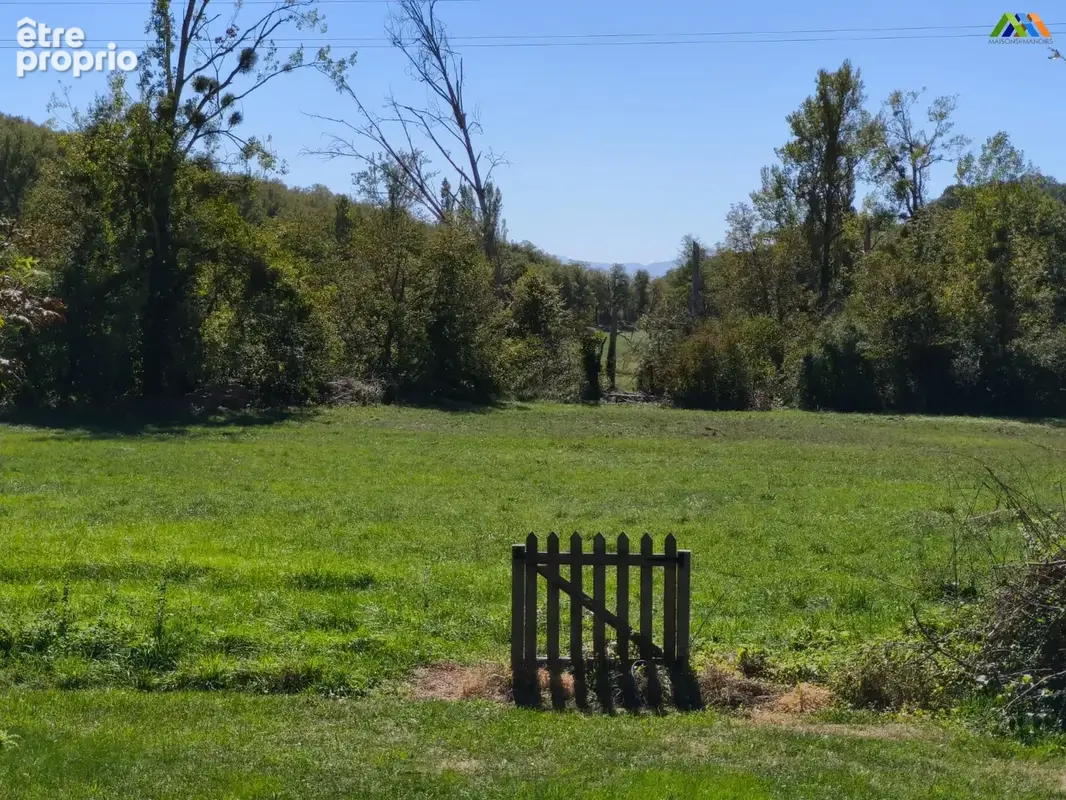 Vue sur le terrain verdoyant, offrant un cadre paisible à la campagne près d'Aurignac.